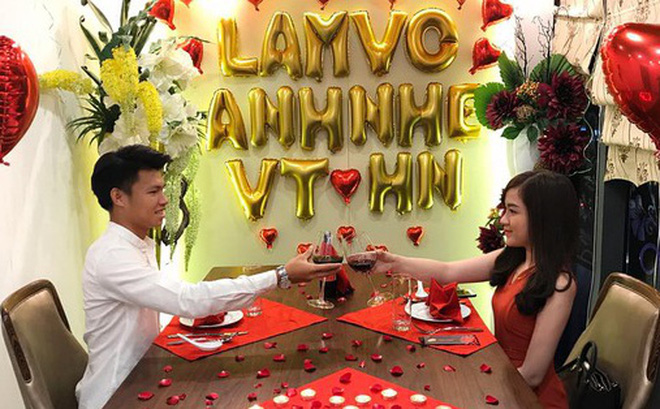 Tuyển thủ U23 Việt Nam có màn cầu hôn lãng mạn như phim Hàn