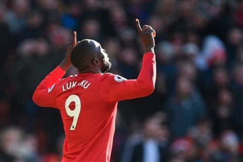 Lukaku tung chiêu lạ thủ môn Chelsea vào lưới nhặt bóng