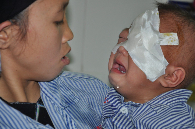 Xé lòng tiếng khóc của bé 2 tuổi bị ung thư võng mạc