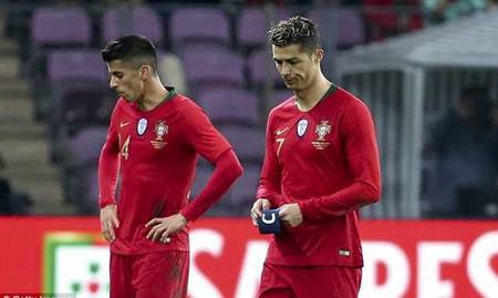 C.Ronaldo vui vẻ đưa bạn gái cùng các con đi dã ngoại