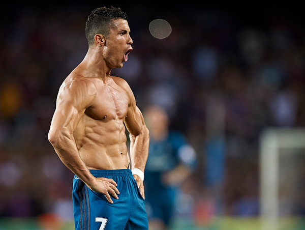 ảnh ronaldo trên sân