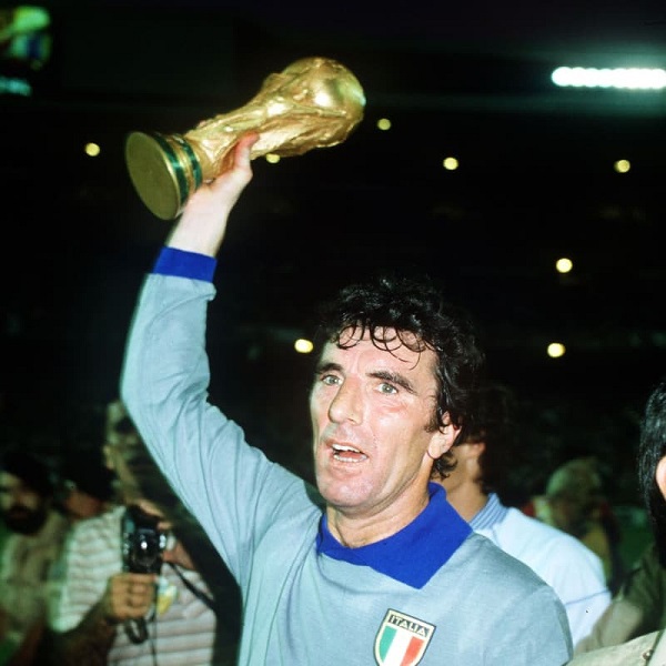 Dino Zoff (Ý) 